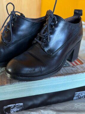 VINTAGE - Guess Size 7 Black Leather Shoes - Made in Spain In Original Box